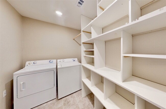 Building Photo - 1404 Meadowcrest Dr
