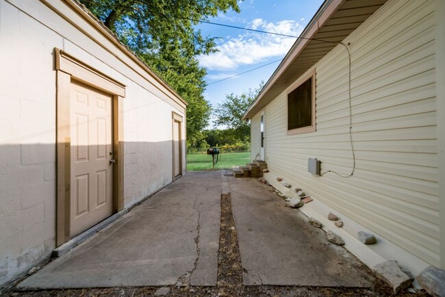 Building Photo - Beautifully Renovated 2 Bed 2 Bath - Deep-...