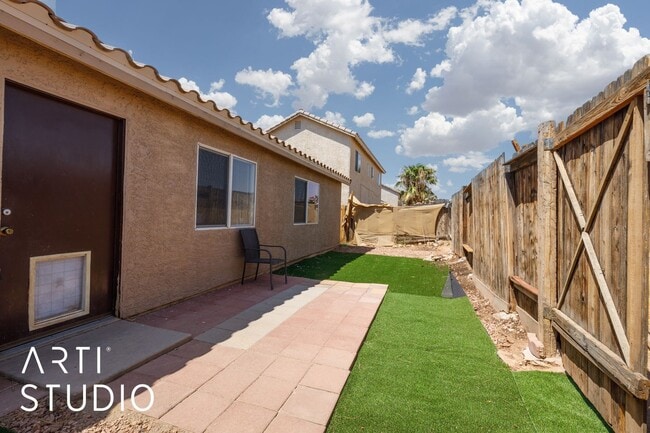 Building Photo - Short term fully furnished 3-bedroom 2 bat...