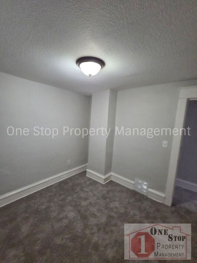 Building Photo - Spacious 3 bedroom/ 2 bathroom in Kansas City!