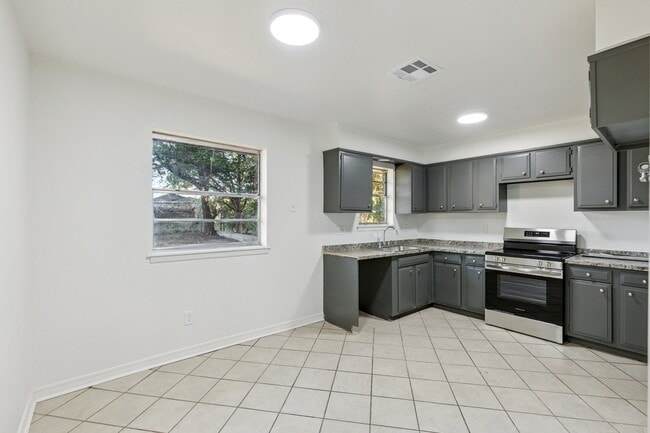 Building Photo - 1605 E Park Pl