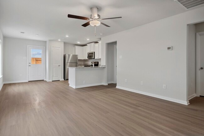 Building Photo - 16475 Honeysuckle Hl Dr