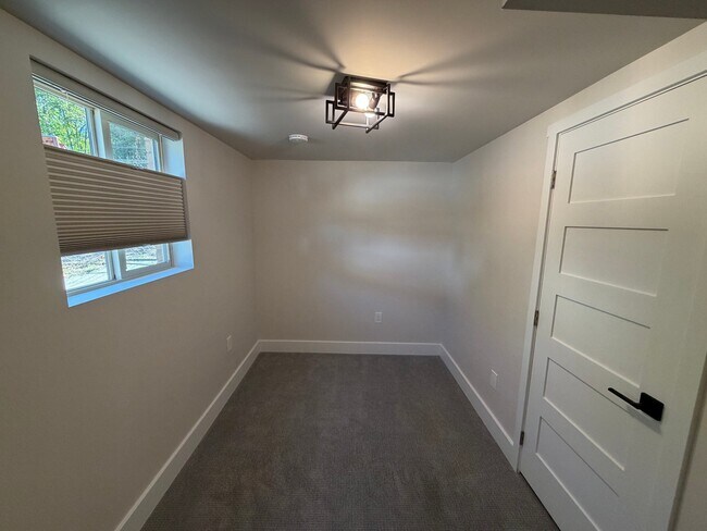 Building Photo - 2036 Highland View Cir
