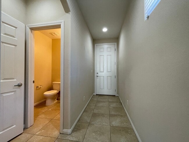 Building Photo - 4 BED 2.5 BATH 2 CAR GARAGE SINGLE FAMILY ...