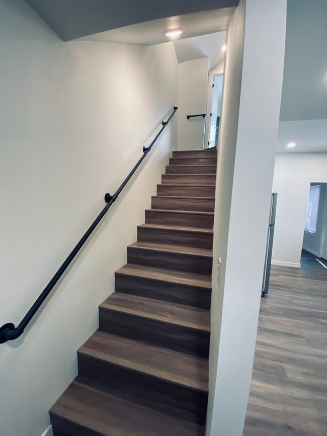 Building Photo - Newly Renovated Everett Apartment