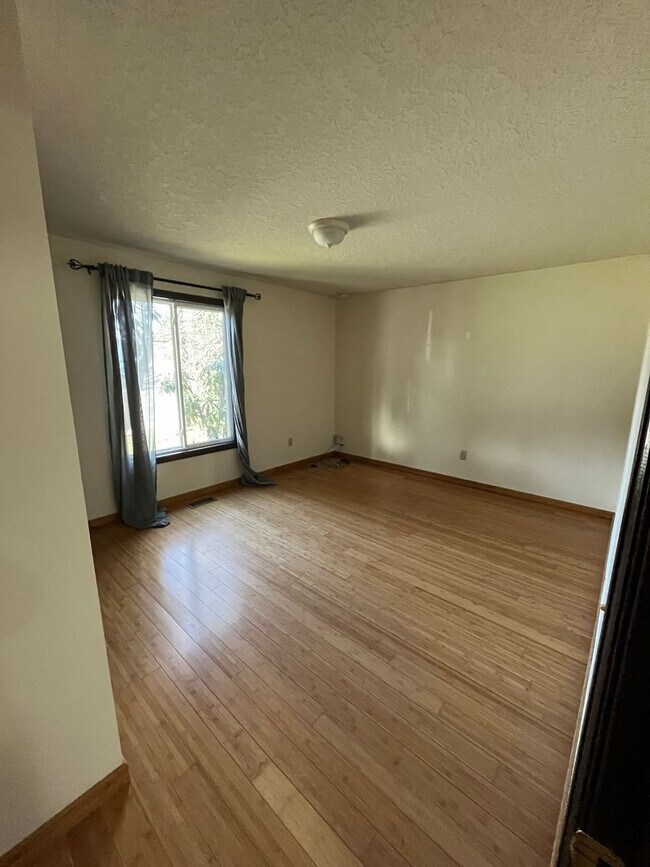 Building Photo - Beautiful One-Level Home with Sunroom, Vaulted Ceilings & Multiple Living Areas