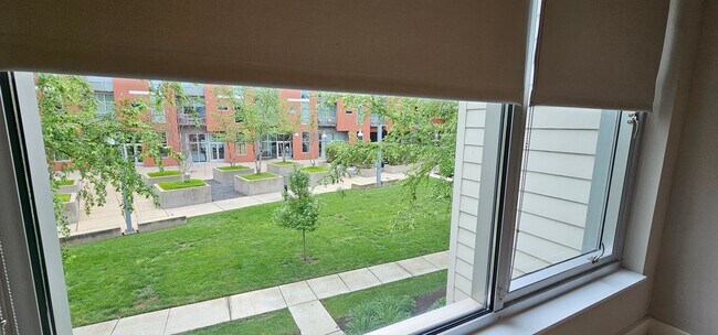 Building Photo - Contemporary Townhome East side of Downtow...