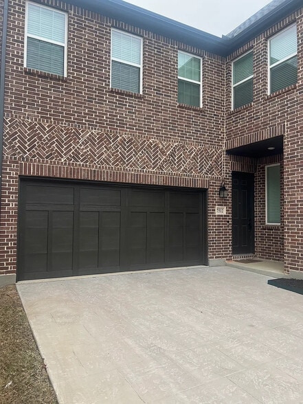 Building Photo - Room in House on Jones Dr