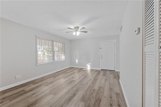 Building Photo - 2382 Peachwood Cir NE