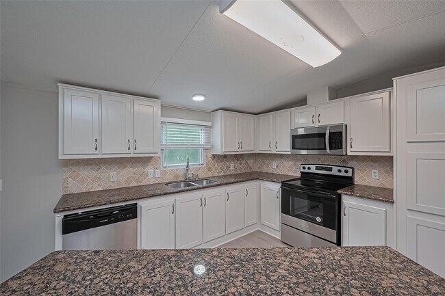 Building Photo - 8856 Greenwood Dr