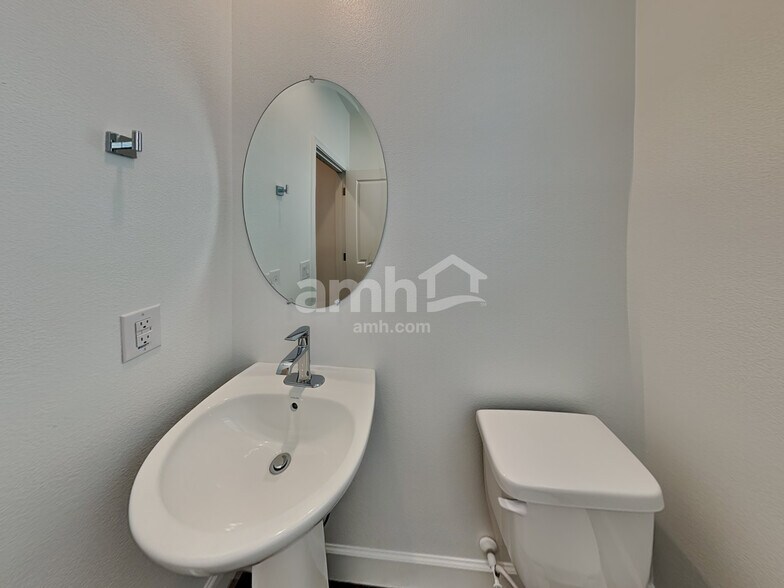 Building Photo - 6619 S 42nd Dr