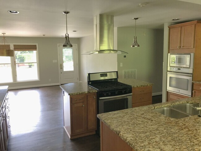 Building Photo - Meticulously Maintained Home in West Meade