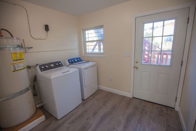 Building Photo - 165-167 Miriam St