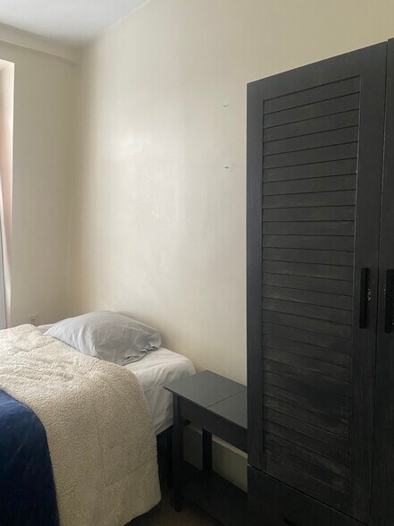 Building Photo - 102 W 3rd St