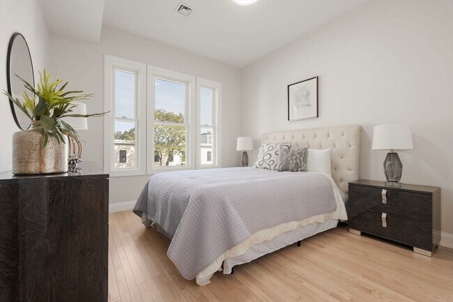 Building Photo - 587 E Broadway