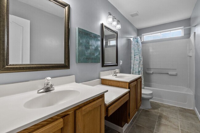 Building Photo - Luxurious 5-Bed, 2.5-Bath Home with Solar Panels in Newport News