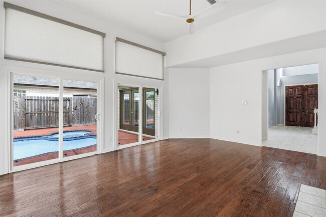 Building Photo - 201 Las Brisas St