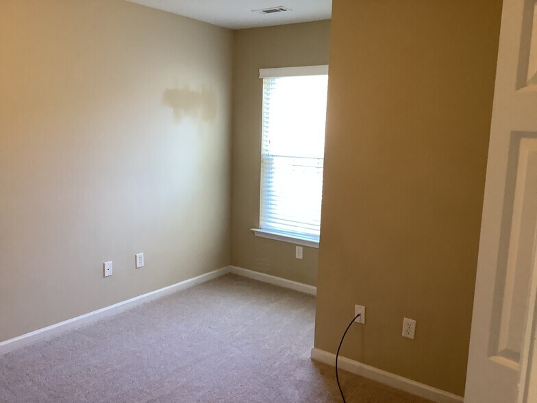 Building Photo - 111 Pin Oak Ct