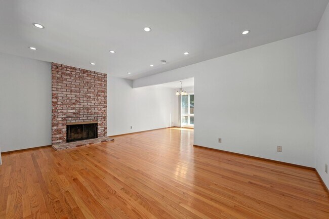 Building Photo - 5 bed/2.5 bath single family home in W. Sa...