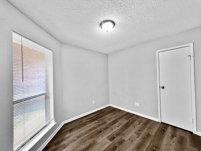 Building Photo - Charming 3-Bed, 2-Bath Home in Lewisville with Open Floor Plan & Fireplace