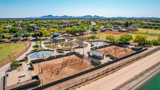 Building Photo - 2-bedroom 2 bath condo in Gated Community ...