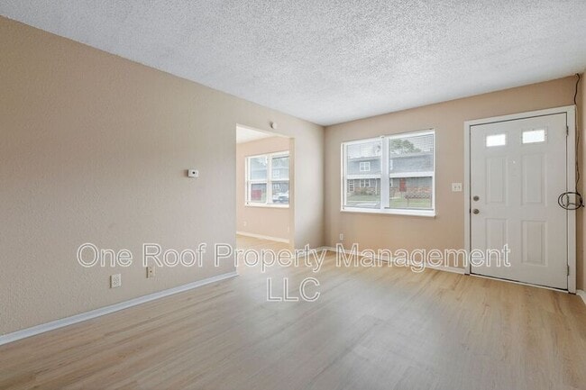 Building Photo - 701 Linwood Dr