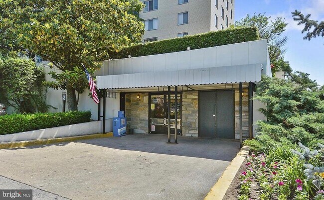 Building Photo - 10401 Grosvenor Pl