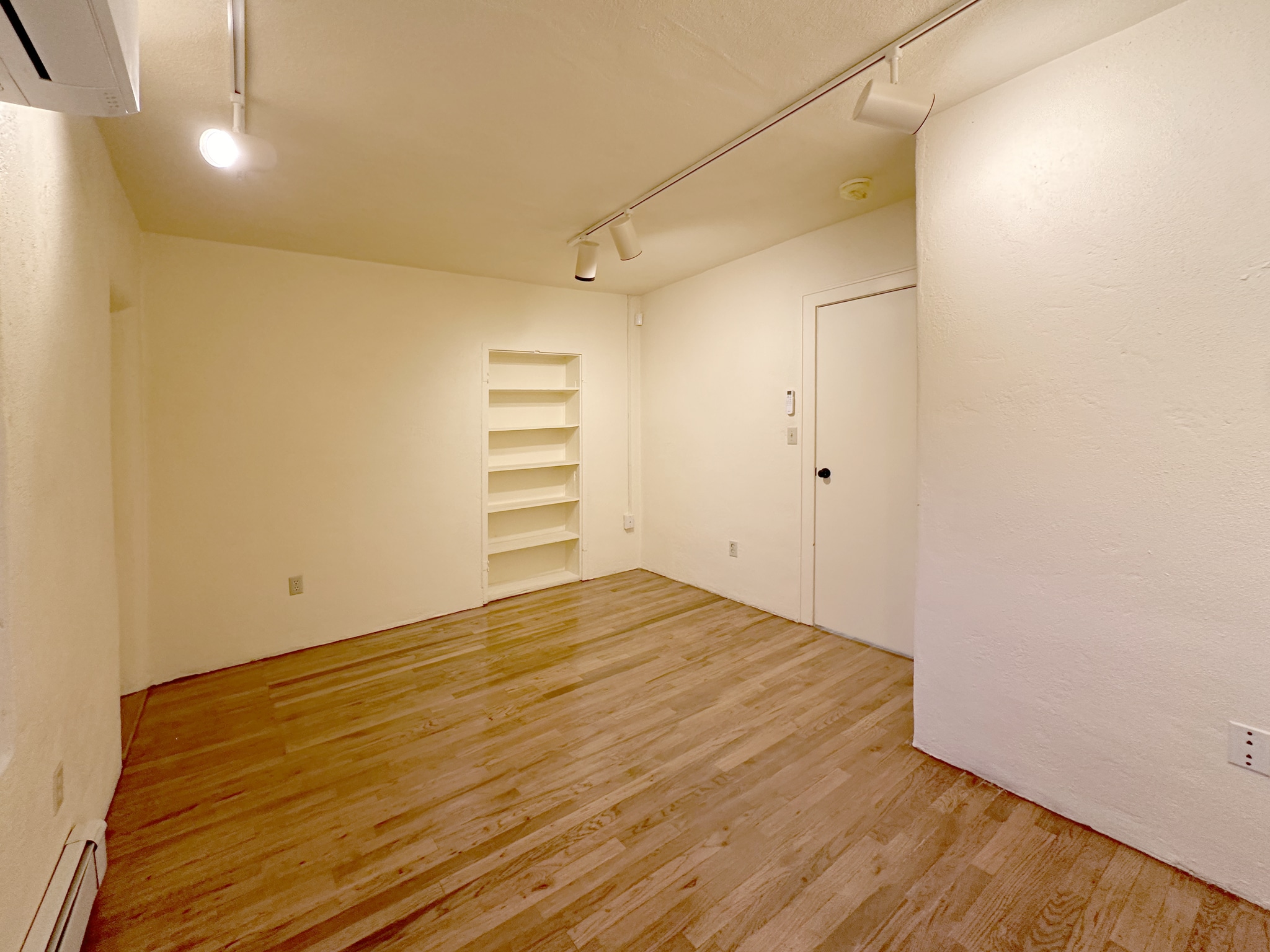 Building Photo - 721 W Manhattan Ave