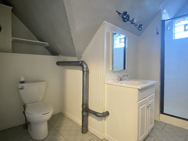 Bathroom with vaulted ceiling and venetian plaster walls. - 16 Eames St