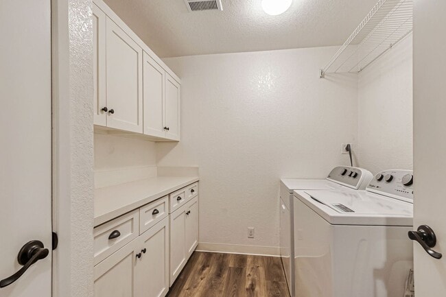 Building Photo - Elegant 3-Bedroom Home with Modern Upgrade...