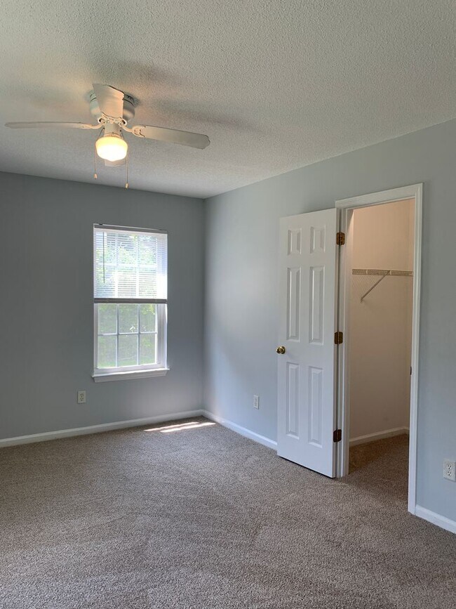 Building Photo - 3 BD, 2 BA House: Freshly Painted + New Flooring + Available Now!