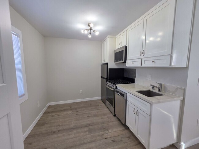 Interior Photo - 613 S Prairie Avenue