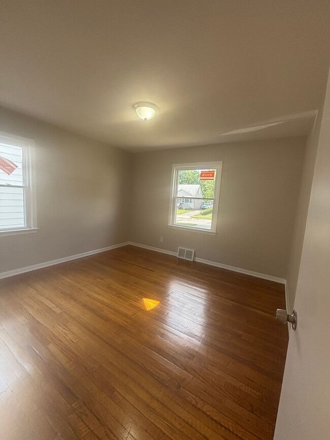 Building Photo - Update 3 Bed - Single Family