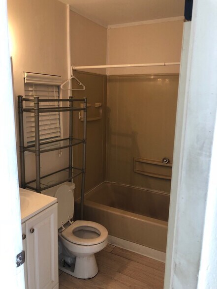 Building Photo - 410 28th St W