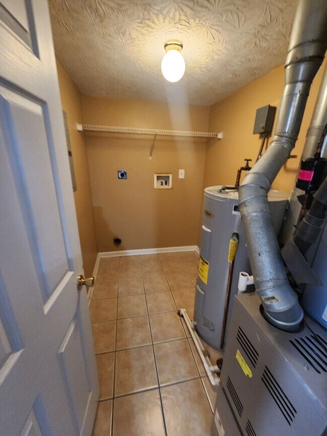 Building Photo - Spacious 2 bedroom 2 full bath first floor apartment for rent!!