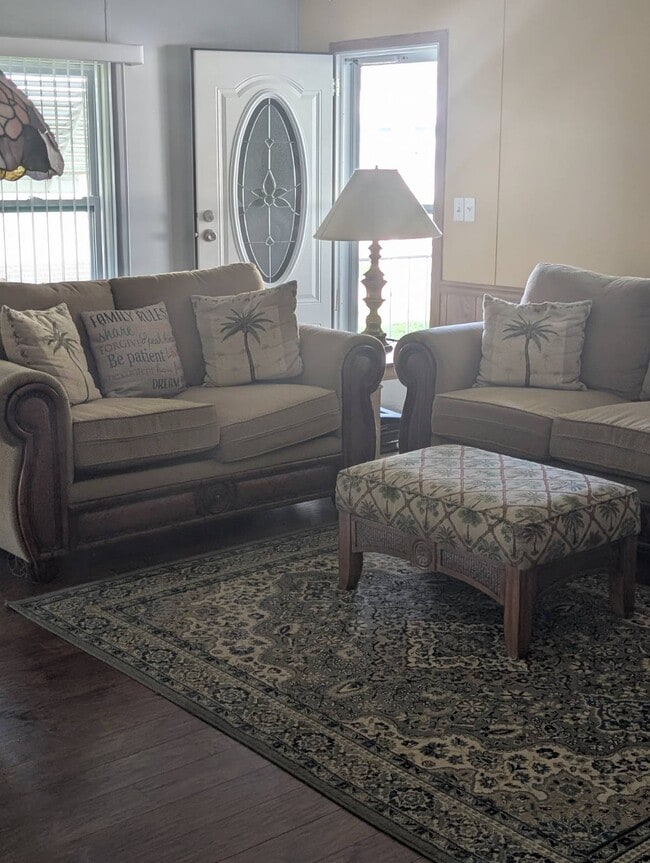 Building Photo - 280 Country Club Dr