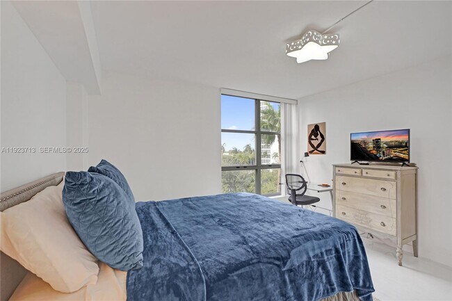 Building Photo - 3600 Mystic Pointe Dr