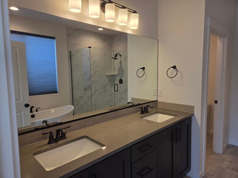 Primary bathroom - 5450 NW Stardown Dr