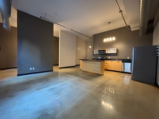 Building Photo - Spectacular Spacious Studio Condo in Downt...