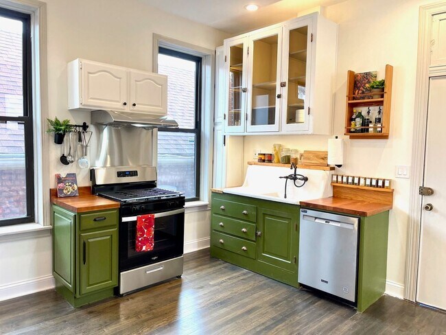 Building Photo - 3009 S Parnell Ave