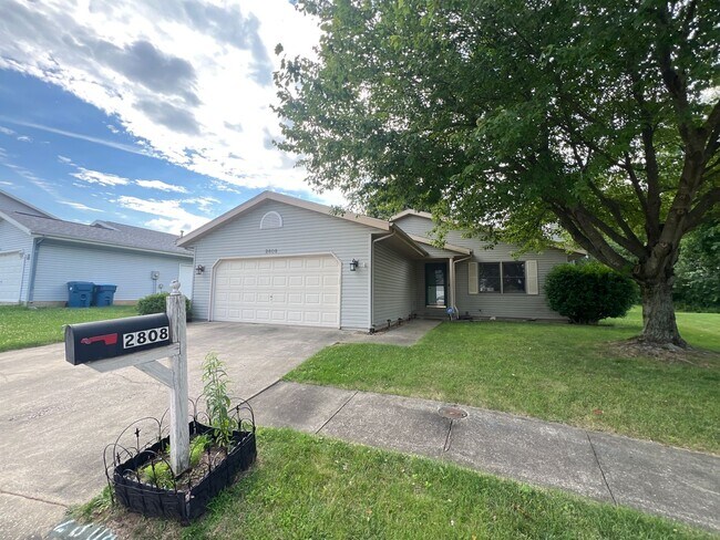 Primary Photo - TWIN LAKES! MOVE IN READY 3 BEDROOM!