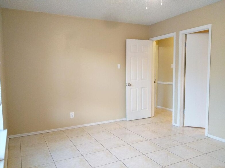 Bedroom 2 with Bathroom 2 access - 2514 Corian Glen Dr