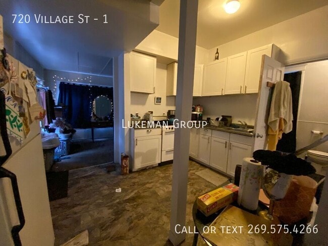 Building Photo - 720 Village St