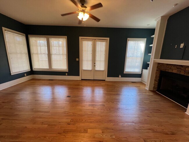 Building Photo - Stunning 2 bed 2.5 Condo!