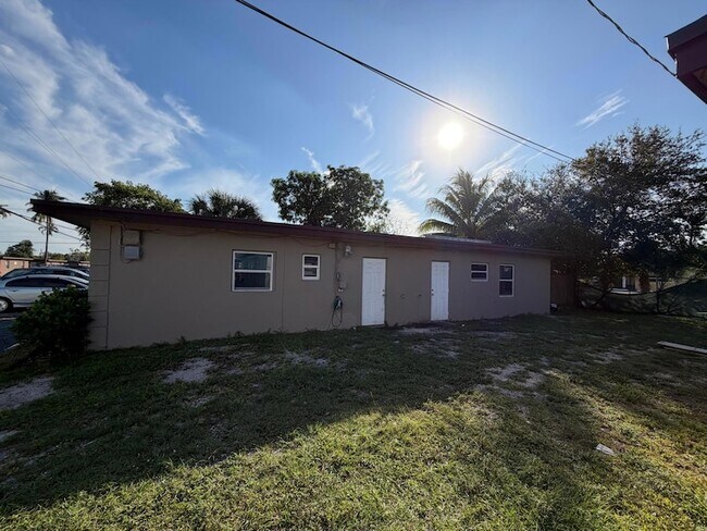 Building Photo - 911 NW 12th Ave