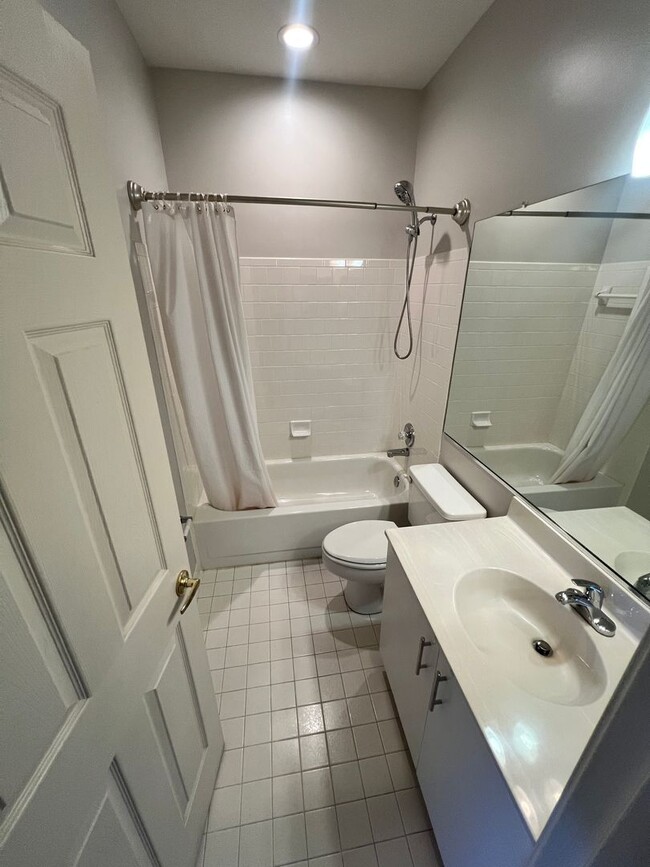 Building Photo - Spacious 4-Bedroom, 3.5-Bath Row House wit...