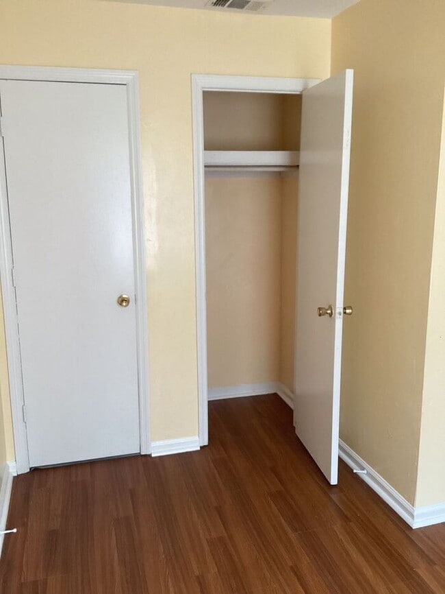 Building Photo - 3bedrooms Single Family House Availabe Now...