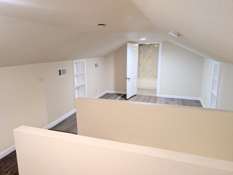 Building Photo - 1826 W Bond St