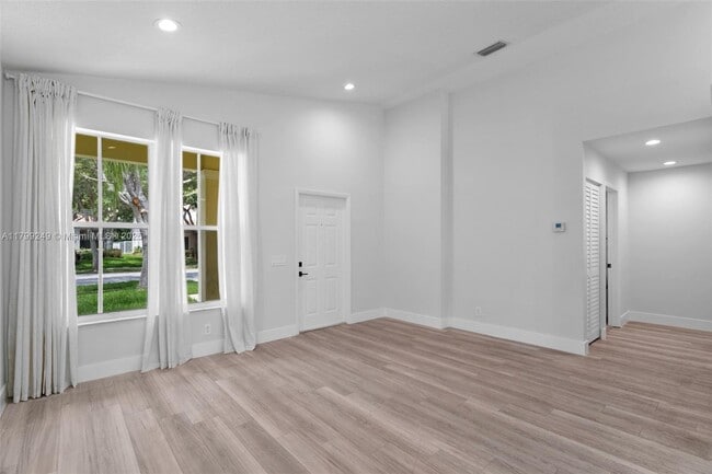 Building Photo - 824 Sand Creek Cir