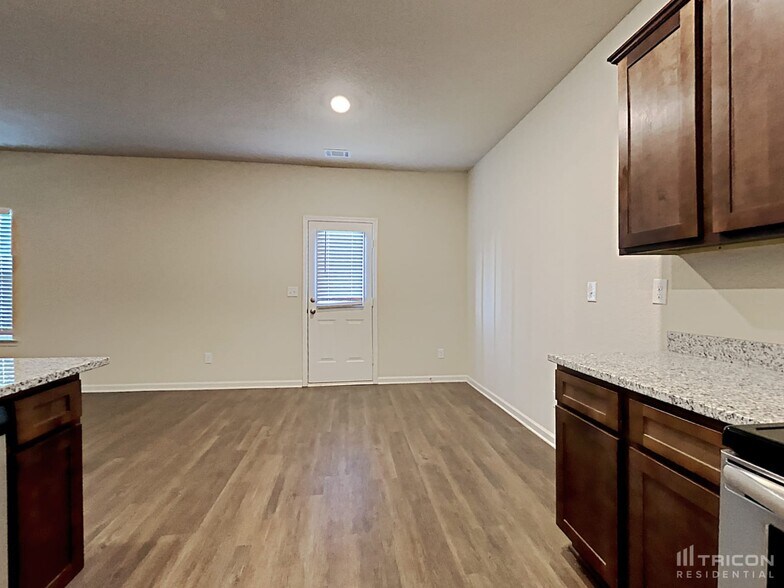 Building Photo - 806 Golden Bell Wy